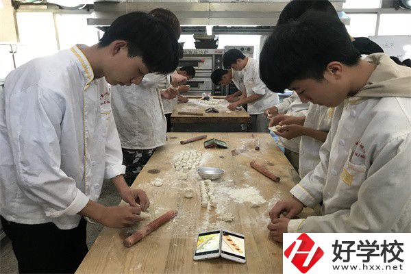 懷化中專學(xué)費(fèi)是多少？有什么資助政策？