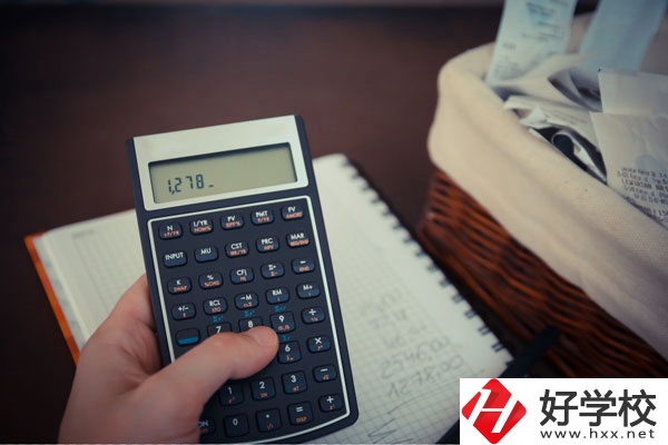 想在長沙學(xué)會計專業(yè)，哪些中專學(xué)校好?