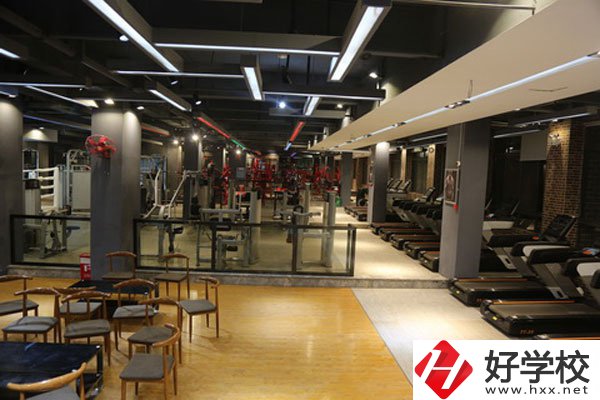 湖南懷化商業(yè)學(xué)校是中專嗎？學(xué)校環(huán)境好不好？