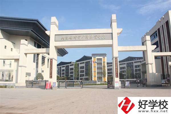 懷化市新晃縣職業(yè)中專的管理怎么樣？嚴(yán)格嗎？