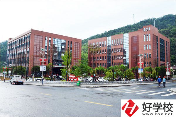 安化縣職業(yè)中專(zhuān)學(xué)校師資怎么樣？環(huán)境好不好？