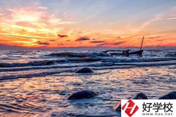 如何報名湖南護(hù)理學(xué)校？學(xué)費是多少？