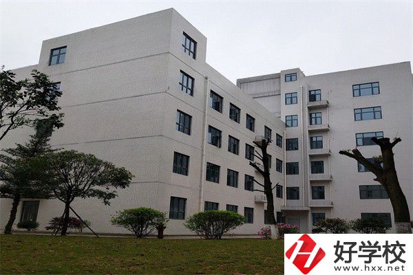 往屆生可以在湖南讀公辦中職嗎？有哪些學(xué)?？梢酝扑]？