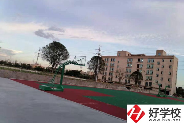 湘潭計(jì)算機(jī)技術(shù)學(xué)校是技校嗎？有什么專業(yè)？