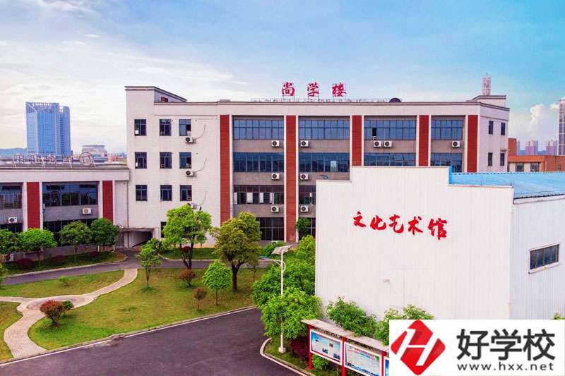 榮豐中等職業(yè)技術(shù)學(xué)校設(shè)施完善嗎？宿舍環(huán)境怎么樣？