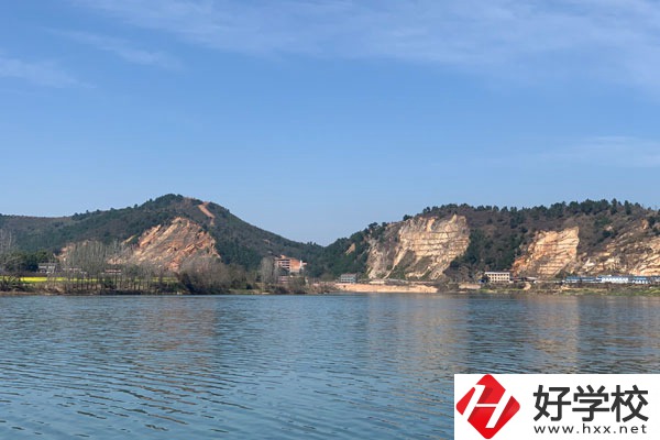 想當(dāng)廚師該選張家界哪所技工學(xué)校？