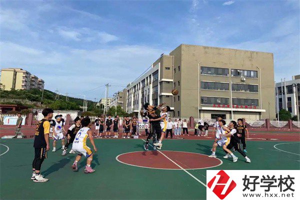 郴州市城市經(jīng)濟(jì)職校的管理嚴(yán)格嗎？