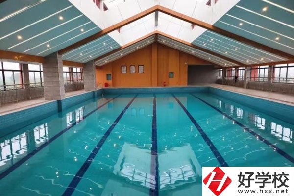 湖南懷化商業(yè)學校是中專嗎？學校環(huán)境好不好？