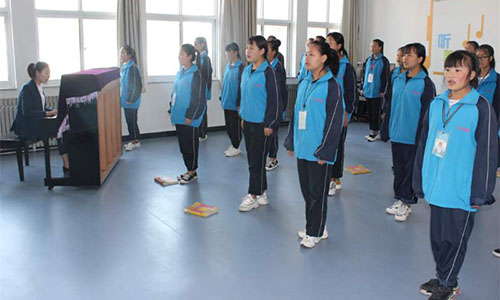 平?jīng)鍪新毥讨行?></center> 
<p><strong>平?jīng)鍪新毥讨行暮喗椋?/strong></p><p>平?jīng)鍪新毥讨行南群螳@得國家、省、市表彰獎(jiǎng)勵(lì)，被評(píng)為“全國職工教育培訓(xùn)示范點(diǎn)"、“全國成人教育先進(jìn)單位”、“甘肅省教育 系統(tǒng)先進(jìn)集體”、“甘肅省模范職工之家”、“全省中等職業(yè)學(xué)校信息化教學(xué)大賽優(yōu)秀組織單位”、“平?jīng)鍪薪逃到y(tǒng)先進(jìn)集體”、“平安校園” 和“黨建綜合示范點(diǎn)”，連續(xù)多年獲縣委、縣政府年度教育工作先進(jìn)集體等獎(jiǎng)勵(lì)。</p><p>現(xiàn)有教職工84人，其中“雙師型”教師14名?，F(xiàn)有20個(gè)教學(xué)班，在校學(xué)生882名，彈性學(xué)籍學(xué)生300名，電大成人本、?？茖W(xué)生230名。開設(shè)旅游服務(wù)與管理、汽車運(yùn)用與維修、護(hù)理、學(xué)前教育等7個(gè)專業(yè)，其中電子技術(shù)應(yīng)用和計(jì)算機(jī)應(yīng)用為市級(jí)示范性專業(yè)。</p><p>在崇信縣委、縣政府及縣教科局的正確領(lǐng)導(dǎo)和大力支持下，學(xué)校以黨的十九大精神及習(xí)近平新時(shí)代中國特色社會(huì)主義思想為指導(dǎo)，深入貫徹落實(shí)全國、省、市、縣教育工作會(huì)議各項(xiàng)決策部署，以辦人民滿意的教育為宗旨，按照“厚德強(qiáng)能、強(qiáng)化特色、精細(xì)管理、科學(xué)發(fā)展”的辦學(xué)思路，不斷創(chuàng)新辦學(xué)理念，持續(xù)推進(jìn)教學(xué)改革，著力改善辦學(xué)條件，教育規(guī)模、質(zhì)量和效益得到了穩(wěn)步提高。</p><div   id=