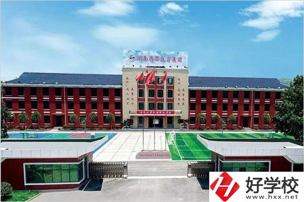 冷水江市新程中等職業(yè)技術(shù)學(xué)校大門(mén)