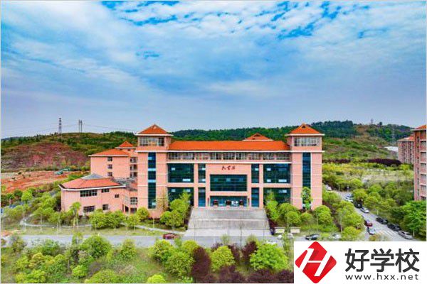 永州的技工學(xué)校是否免學(xué)費？還要交其它費用嗎？