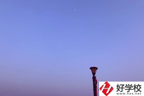 張家界旅游職業(yè)學(xué)校校園環(huán)境怎么樣？