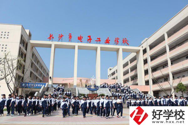 外地的學(xué)生能讀長(zhǎng)沙市電子工業(yè)學(xué)校嗎？
