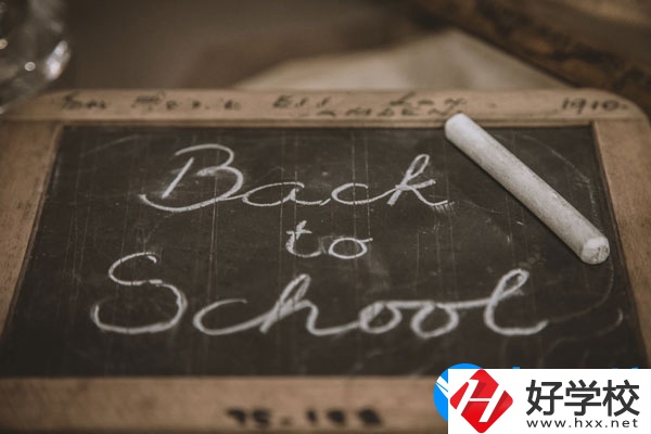 湘潭交通職業(yè)學校學費貴不貴，宿舍怎么樣？