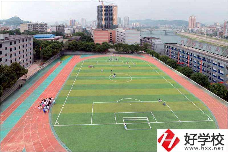 湖南省冷水江市技工學(xué)校專業(yè)收費(fèi)標(biāo)準(zhǔn)是什么？