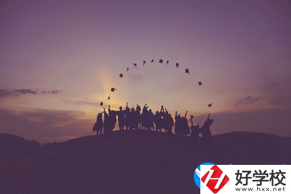 湘潭交通職業(yè)學(xué)校學(xué)費(fèi)貴不貴，宿舍怎么樣？