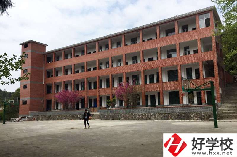 湖南湘西涉外經(jīng)濟(jì)職業(yè)學(xué)校收費(fèi)貴不貴？值得報(bào)考嗎？