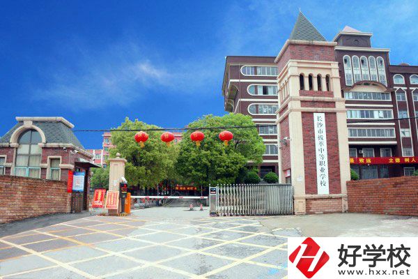 長沙市拔萃中等職業(yè)學校有哪些專業(yè)？學費是多少？