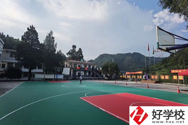 湘西乾城旅游學(xué)校運(yùn)動場