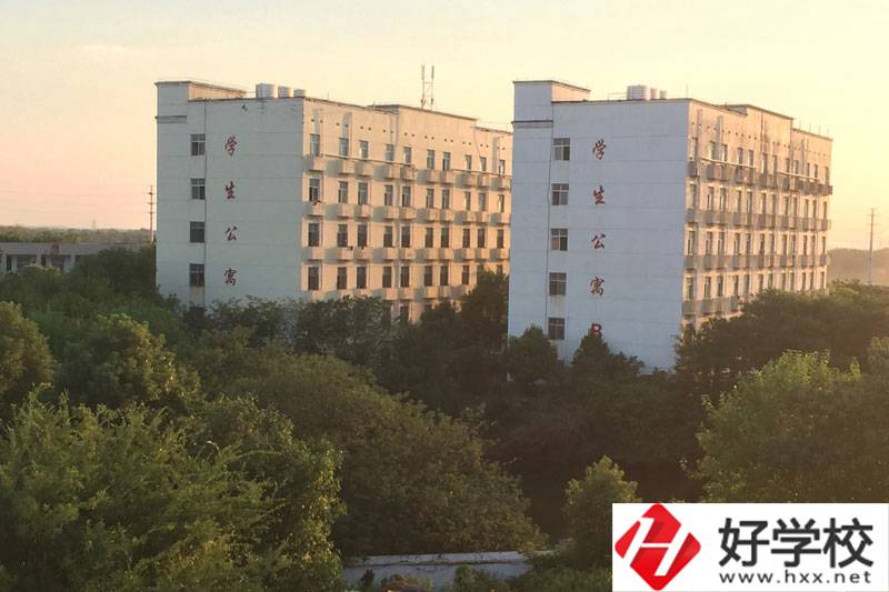 湘潭科旺電腦職業(yè)中專的設(shè)施和管理怎么樣？