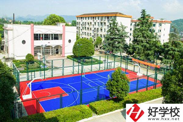 婁底漣源工貿(mào)中專學(xué)校的學(xué)費(fèi)是多少？