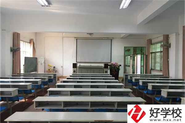 株洲市德才職業(yè)技術(shù)學(xué)校是公辦還是民辦？學(xué)費(fèi)是多少？