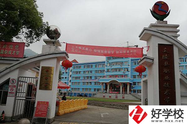 初中畢業(yè)在株洲有什么中?？梢宰x？學(xué)費(fèi)貴嗎？