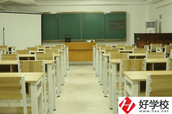 湖南長沙藝術(shù)學(xué)校的學(xué)費(fèi)是多少？
