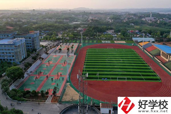 湘潭工貿(mào)中專招收往屆生嗎？