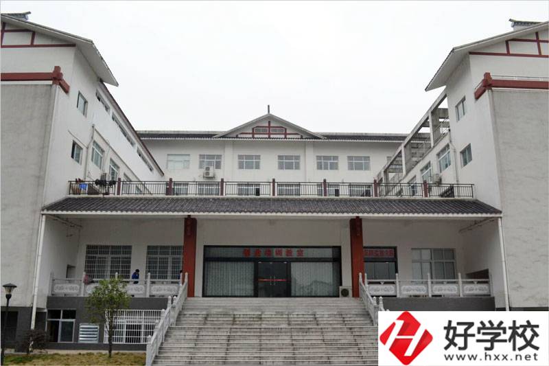 在張家界讀旅游管理專(zhuān)業(yè)，推薦哪所中職學(xué)校？