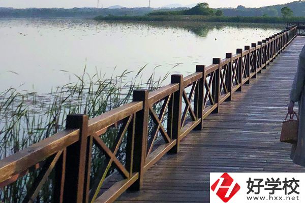 鳳凰縣育英民族學校怎么樣？有什么特色專業(yè)？