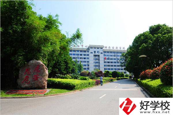 湖南有學(xué)煙花爆竹專業(yè)的職校嗎？這個(gè)專業(yè)怎么樣？