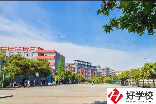 湖南交通高級(jí)技工學(xué)?；@球場(chǎng)