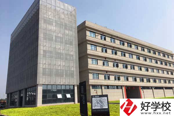 株洲市工業(yè)中等專業(yè)學(xué)校是公立的嗎？一年學(xué)費多少？