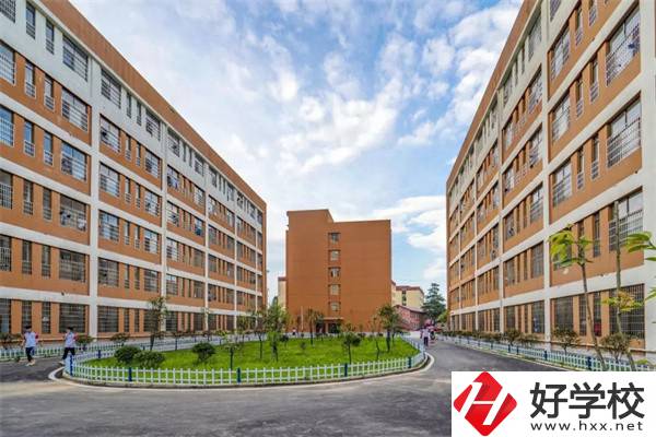 想去婁底新化楚怡工業(yè)學校該怎么走？