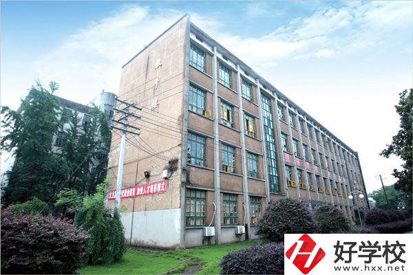 湘潭交通職業(yè)學(xué)校是公辦還是民辦？學(xué)費(fèi)貴不貴？
