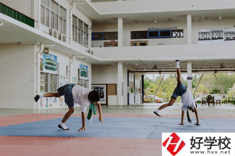 湖南護(hù)理學(xué)校是什么性質(zhì)的學(xué)校？是公辦的嗎？