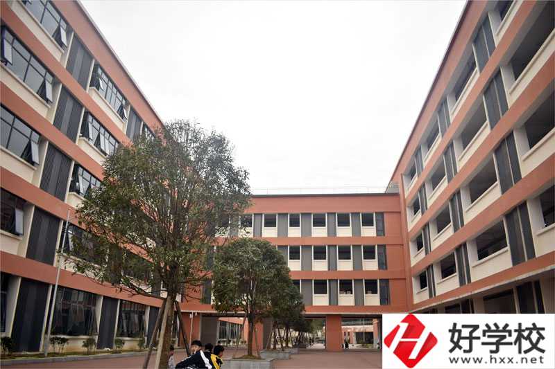 龍山縣第一職業(yè)中學(xué)有什么辦學(xué)特色？取得哪些榮譽？